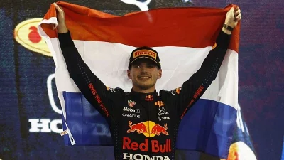 Po dramatickém finiši je šampionem F1 Verstappen
