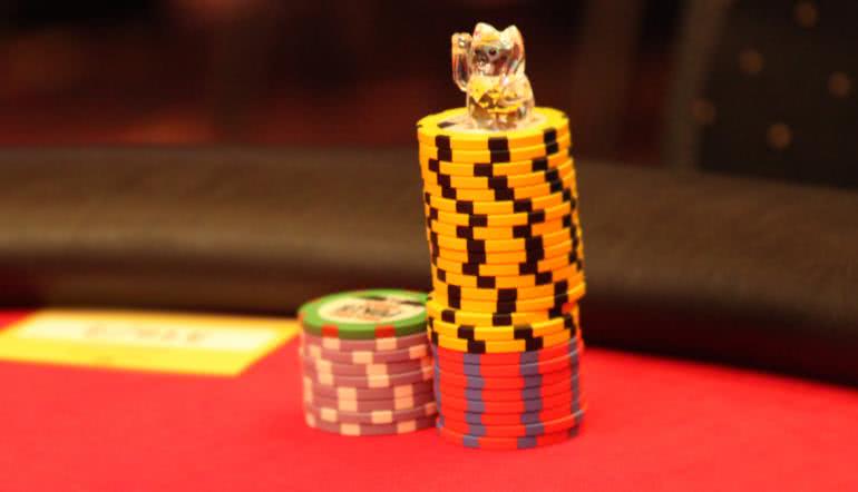 Poker stůl s žetony