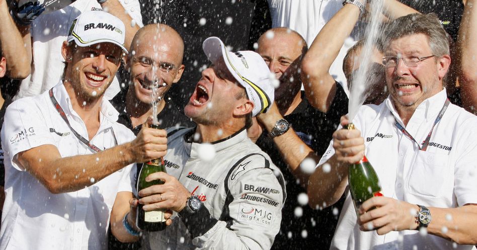 Barrichello při oslavách s Jensonem Buttonem
