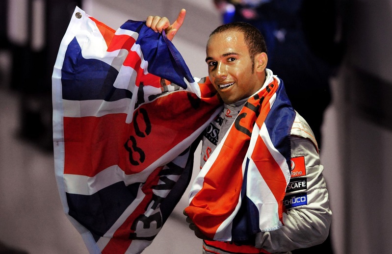 Hamilton při oslavách prvního titulu v roce 2008