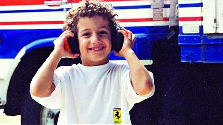 Mladý Daniel Ricciardo v tričku Ferrari