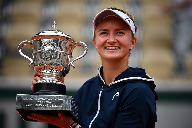 Barbora Krajčíková pózuje s trofejí pro vítězku French Open