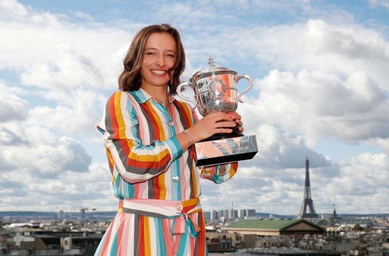 Iga Swiateková s pohárem z French Open 2020
