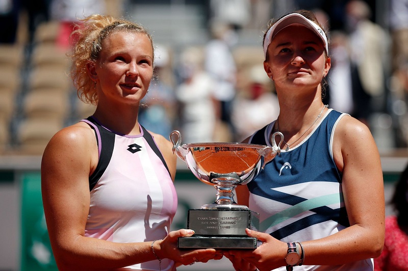 Kateřina Siniakovou (vlevo) s Barborou Krejčíkovou po druhém společném triumfu ve čtyřhře na French Open v roce 2021