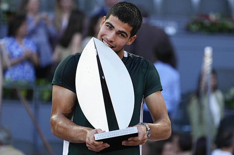 Carlos Alcaraz s trofejí z turnaje v Madridu