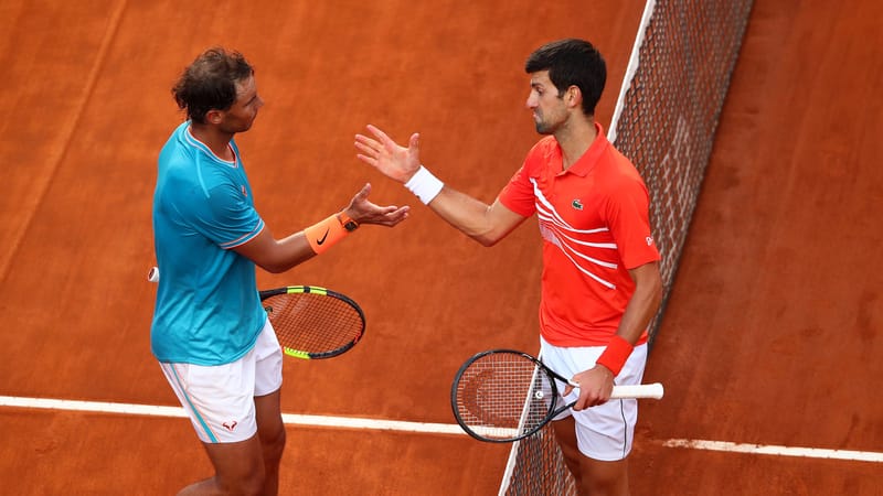 Djokovič gratuluje Nadalovi po loňském finále