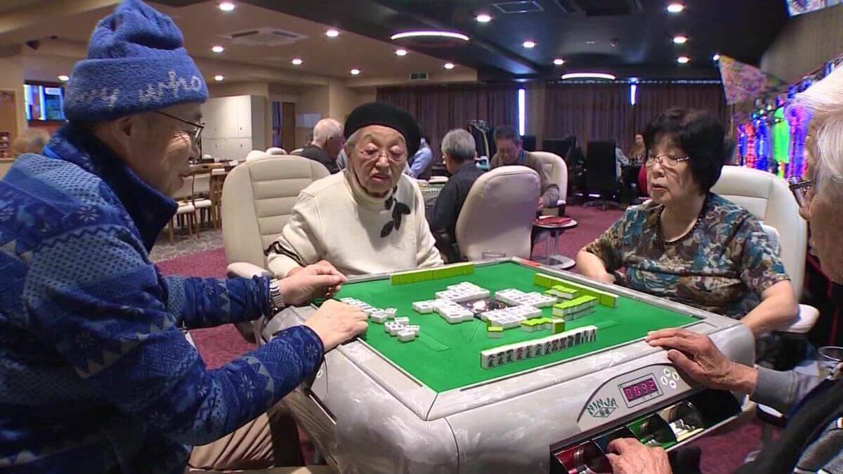 I senioři sází na mahjong